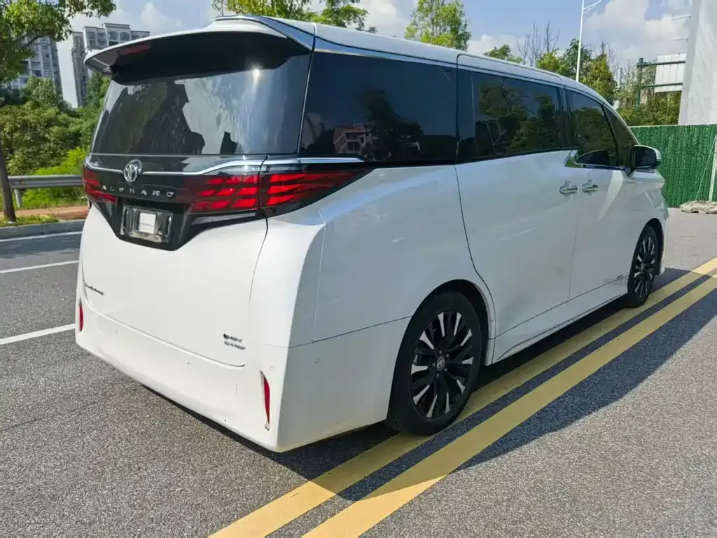 Toyota Alphard — фото 8