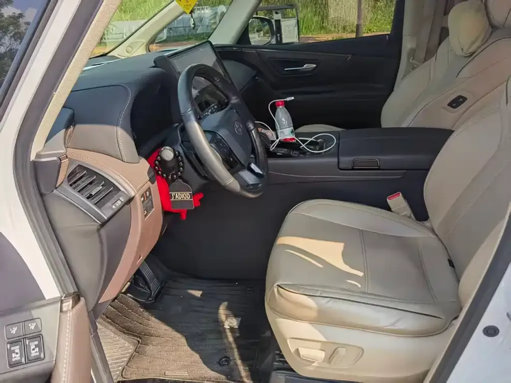 Toyota Alphard — фото 9