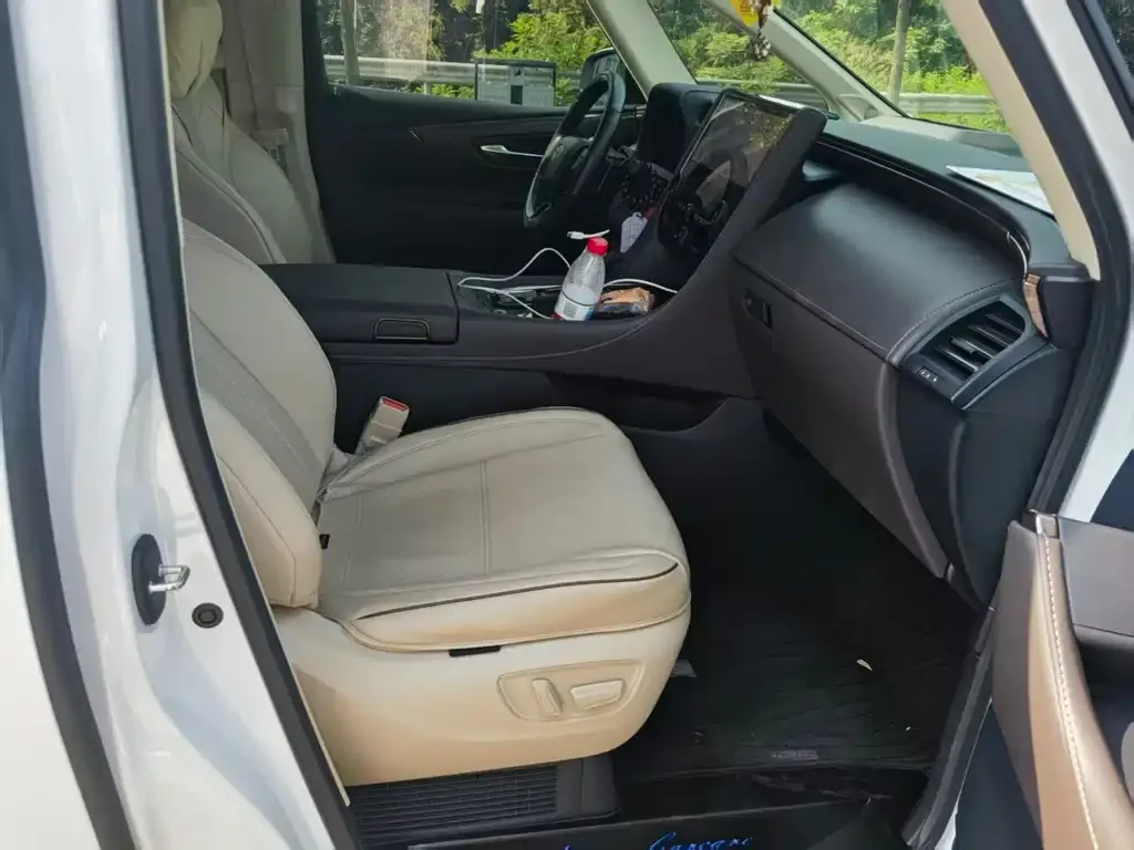 Toyota Alphard — фото 7