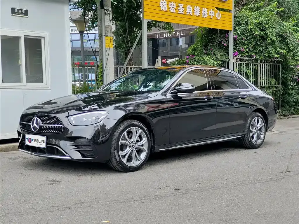 Mercedes-Benz E-Class — фото 1