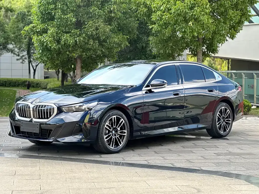 BMW 5 Series — фото 1