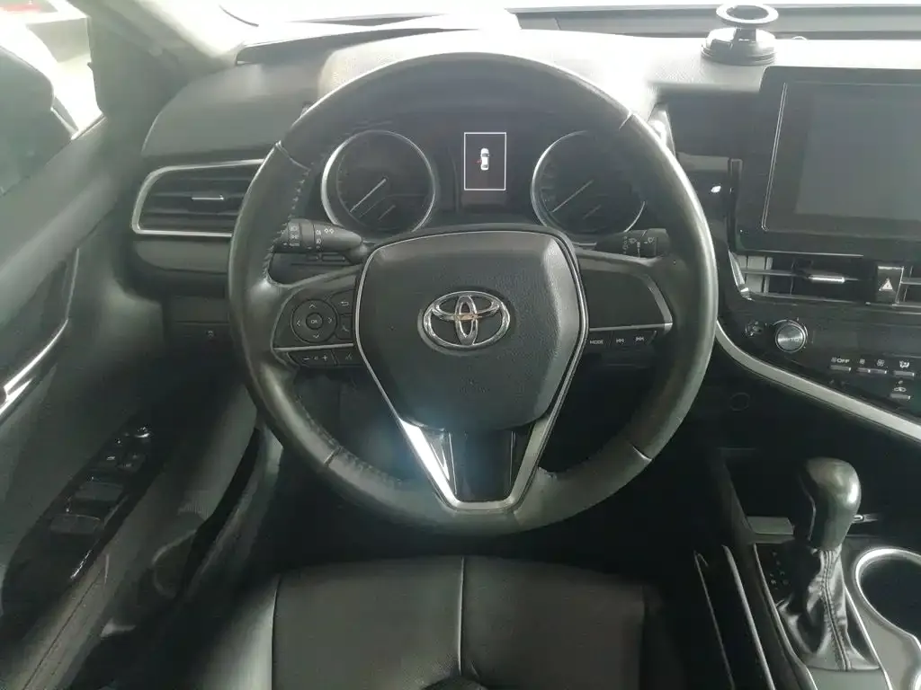 Toyota Camry — фото 2