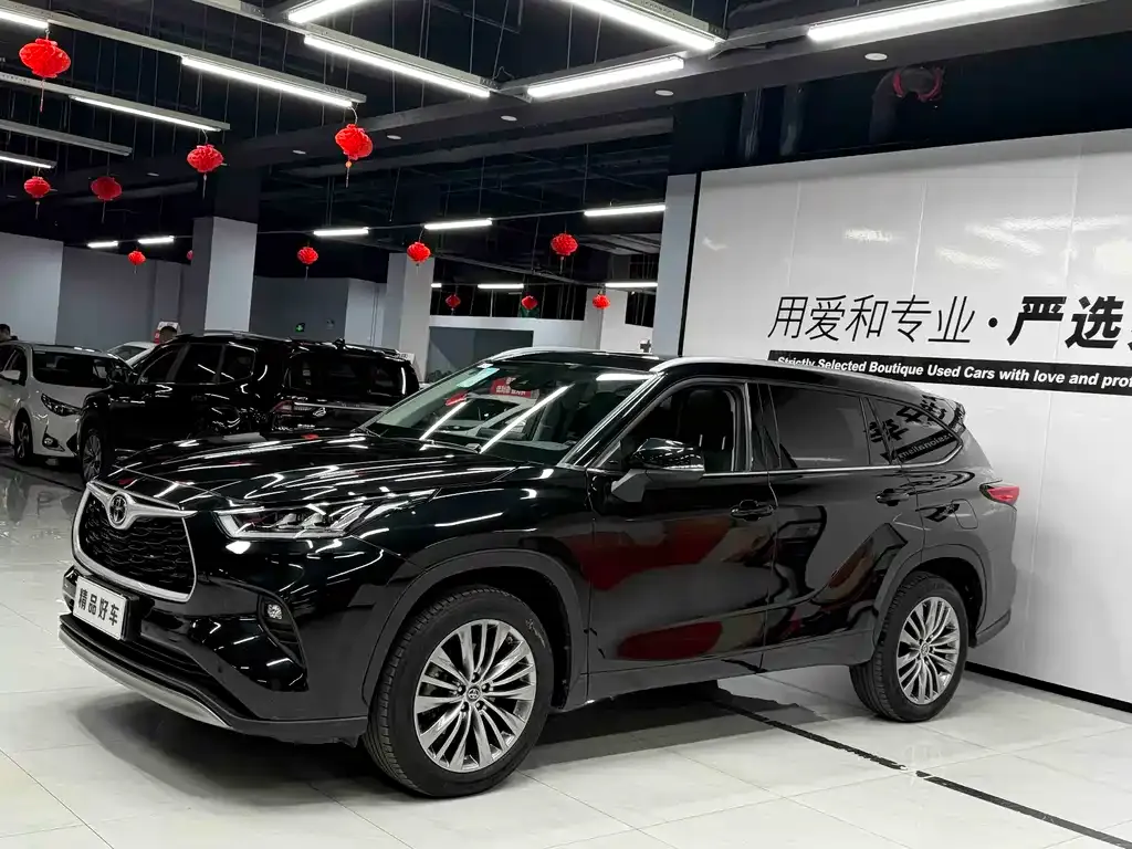 Toyota Highlander — фото 1