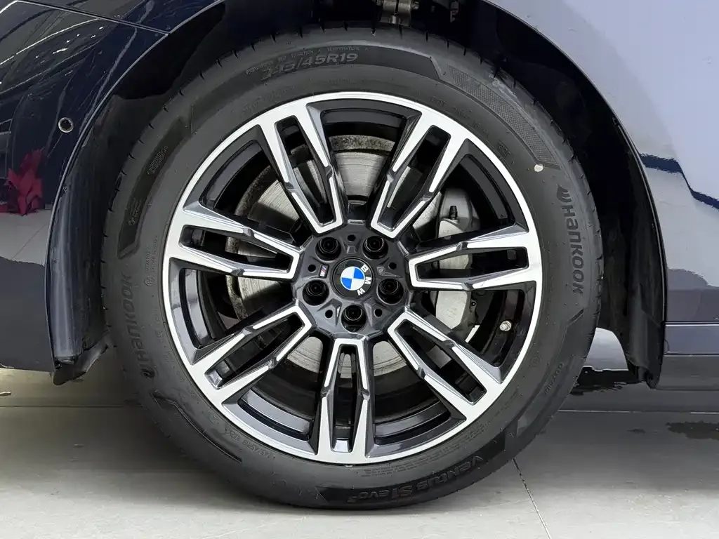 BMW 5 Series — фото 10