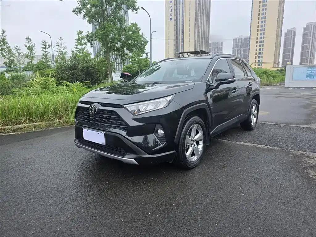 Toyota RAV4 — фото 1