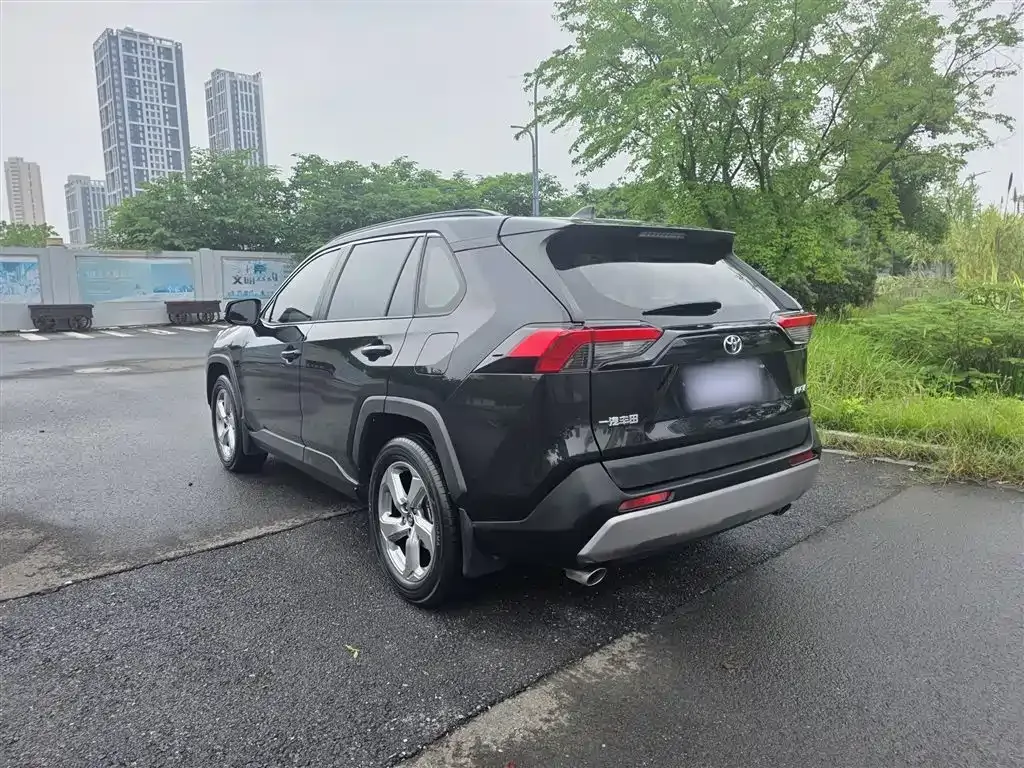 Toyota RAV4 — фото 9