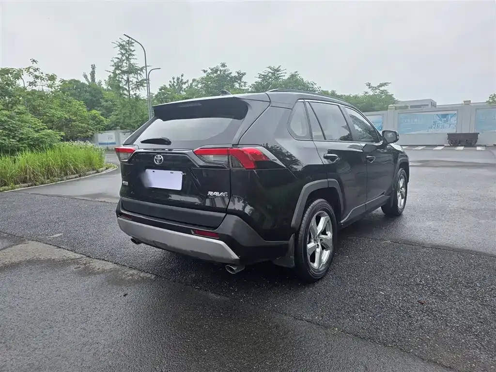 Toyota RAV4 — фото 5