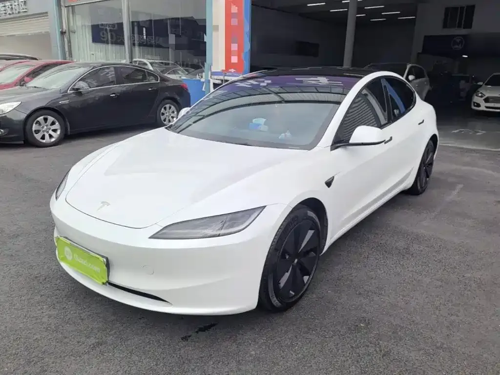 Tesla Model 3 — фото 1