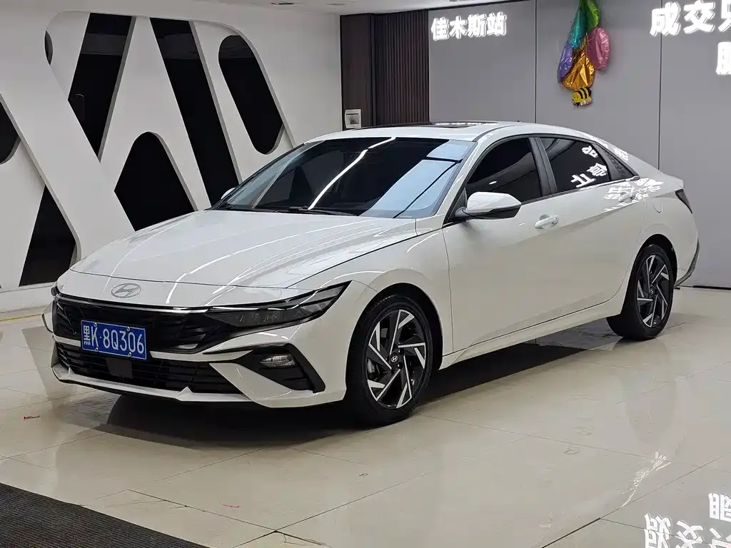 Hyundai Elantra — фото 1