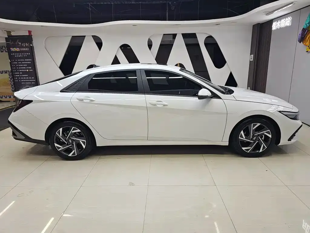 Hyundai Elantra — фото 7