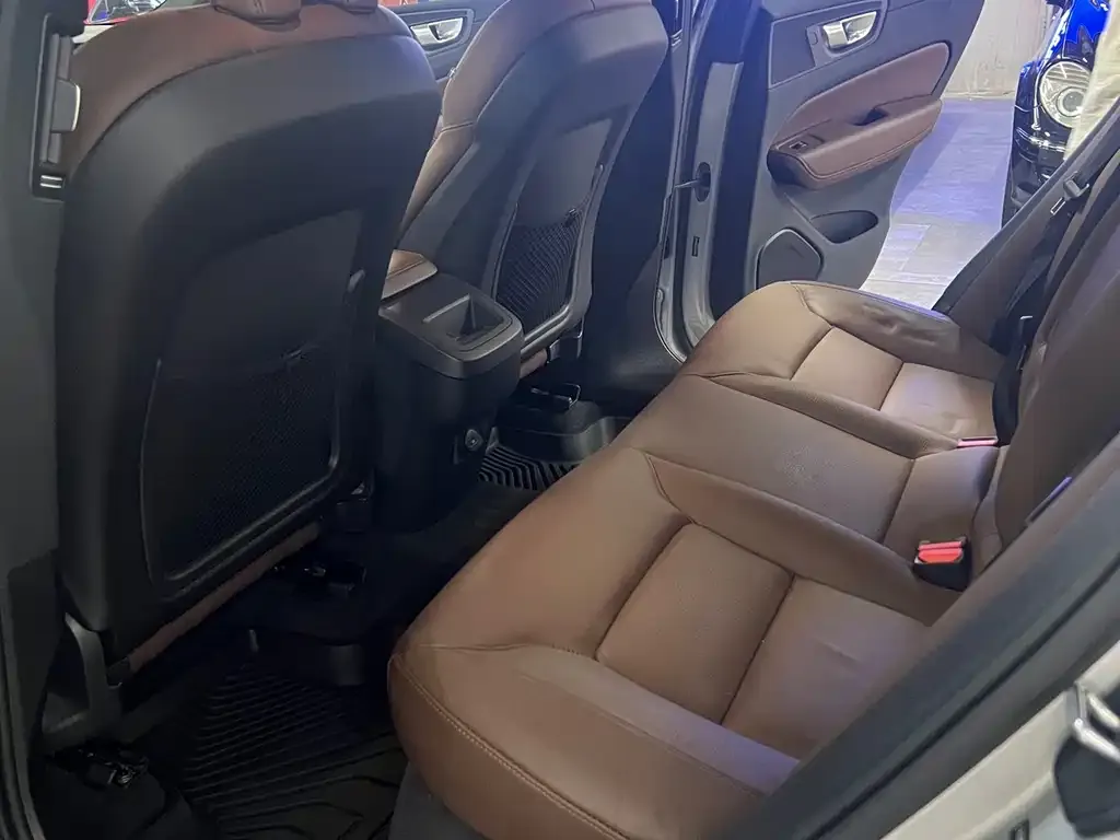 Volvo XC60 — фото 2