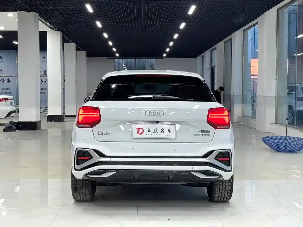 Audi Q2L — фото 9