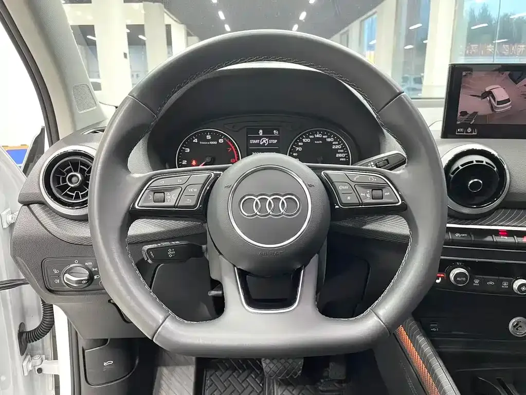 Audi Q2L — фото 10