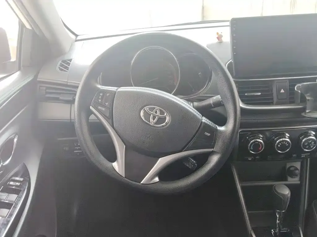 Toyota Yaris L — фото 7