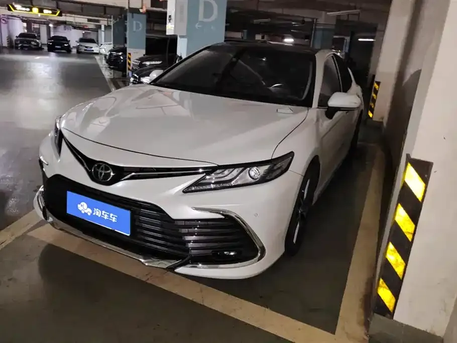 Toyota Camry — фото 1