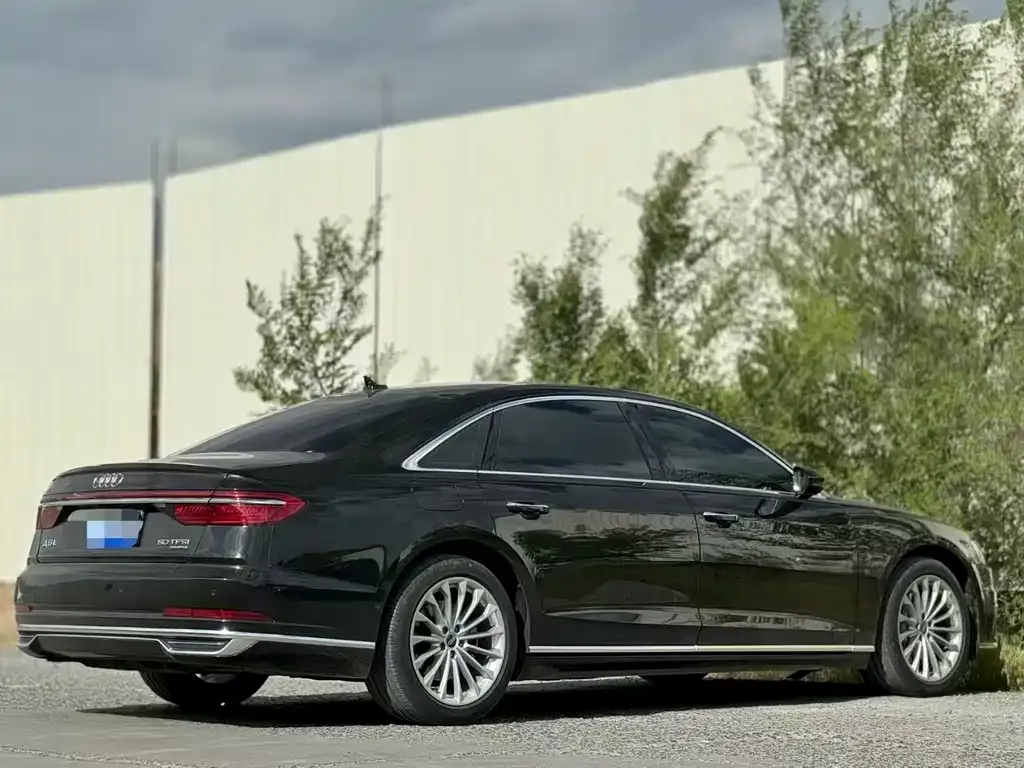 Audi A8 — фото 7