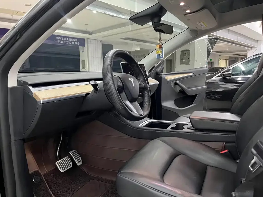 Tesla Model Y — фото 4