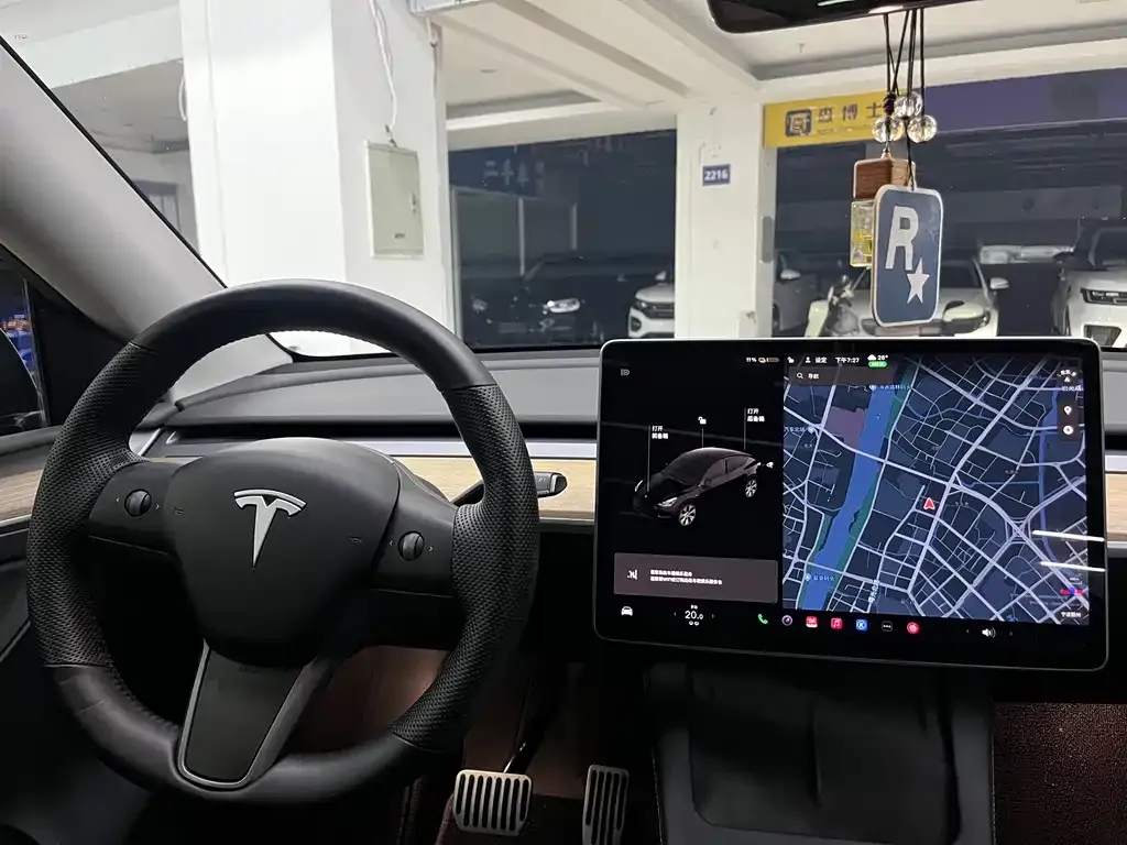 Tesla Model Y — фото 10