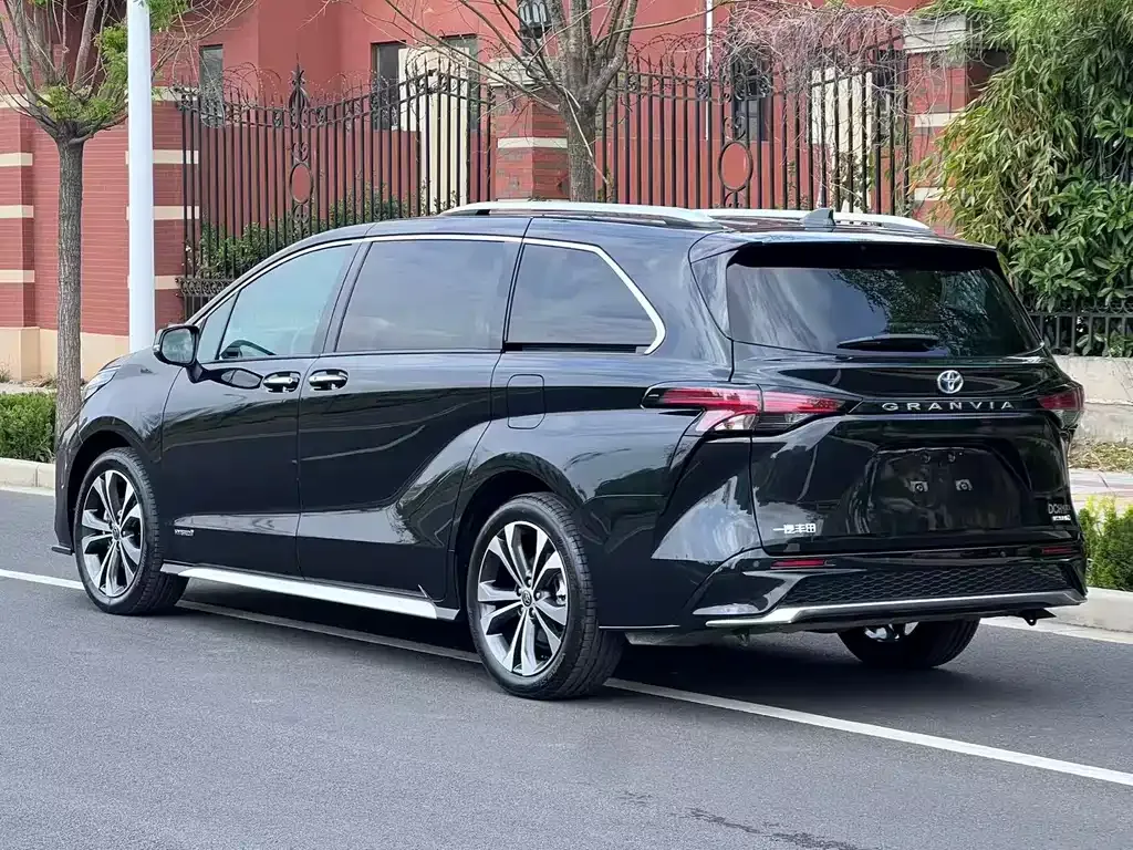 Toyota Granvia — фото 5