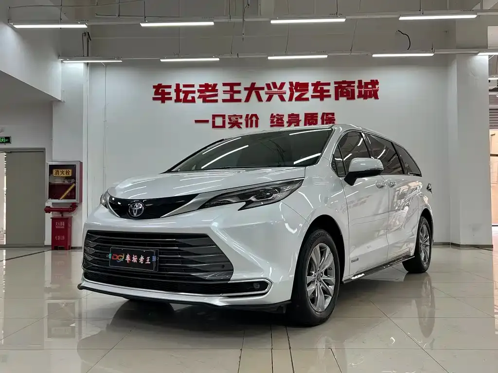 Toyota Sienna — фото 1