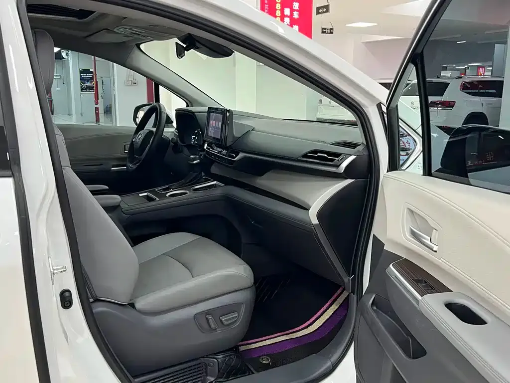 Toyota Sienna — фото 2