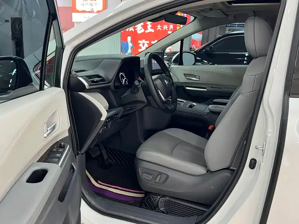 Toyota Sienna — фото 10