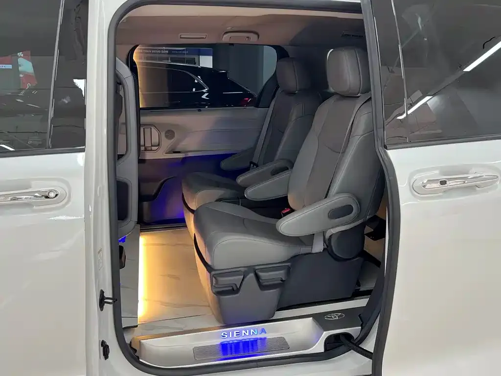 Toyota Sienna — фото 4