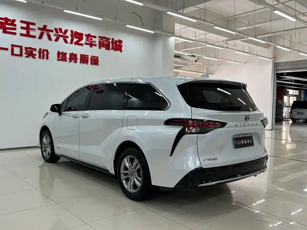 Toyota Sienna — фото 8