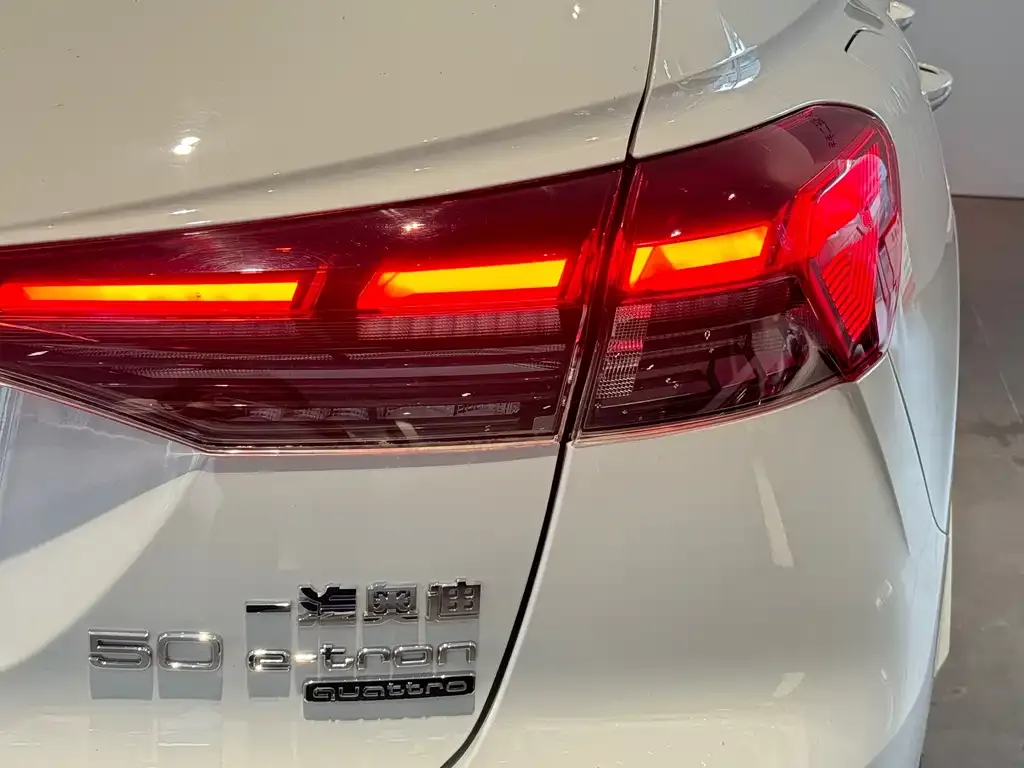 Audi Q4 e-tron — фото 4