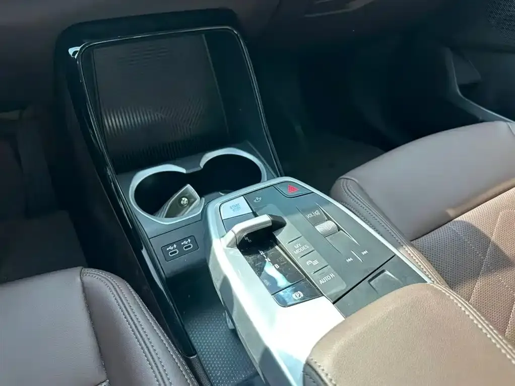 BMW iX1 2025 из CN, фото 7