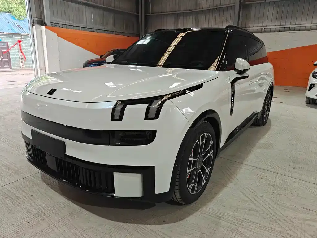 Lynk & Co 900