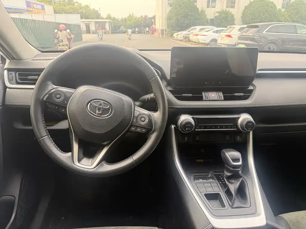 Toyota RAV4 — фото 3