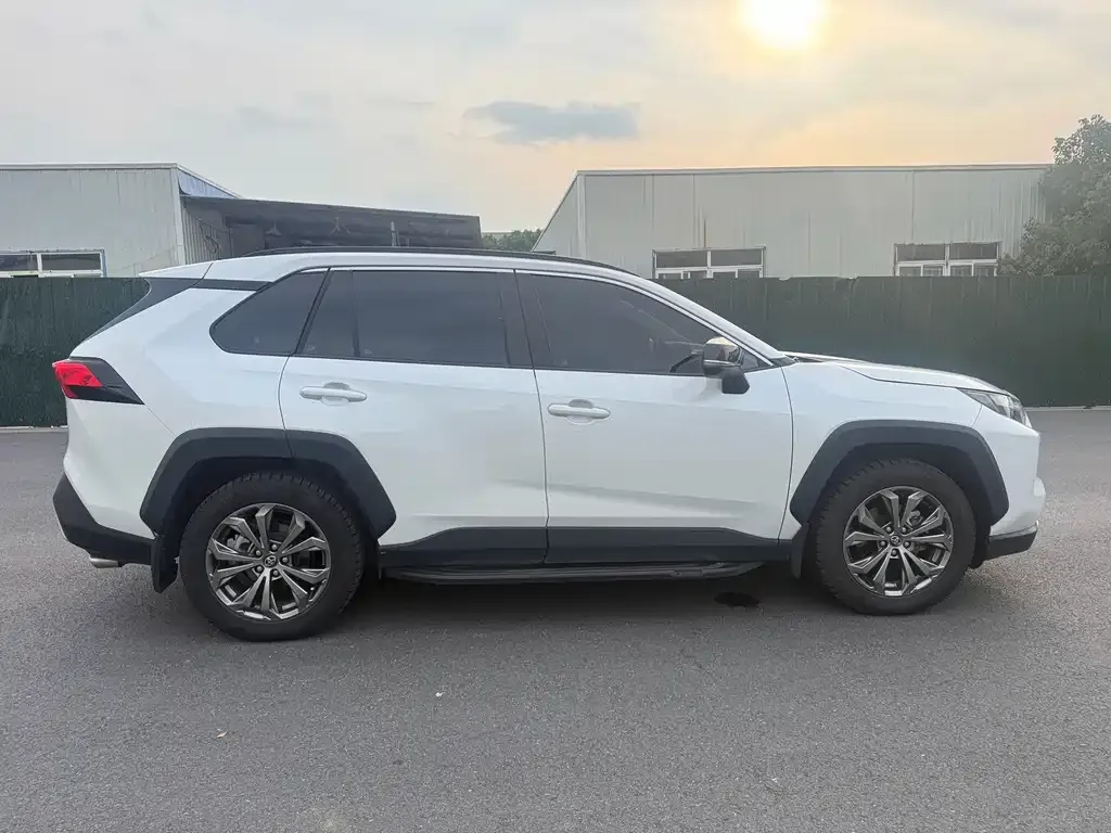 Toyota RAV4 — фото 5