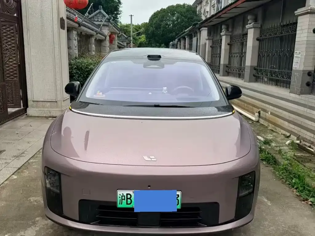 Li Auto i8 — фото 1