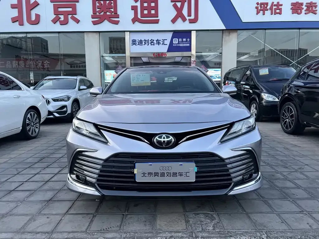 Toyota Camry — фото 1