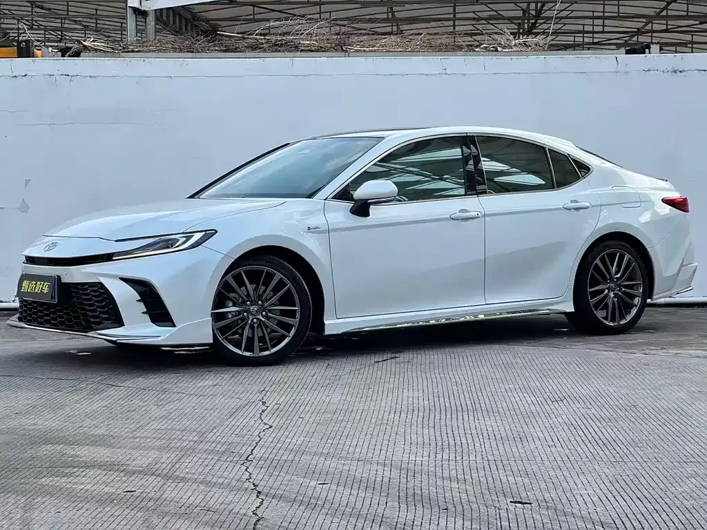 Toyota Camry — фото 1