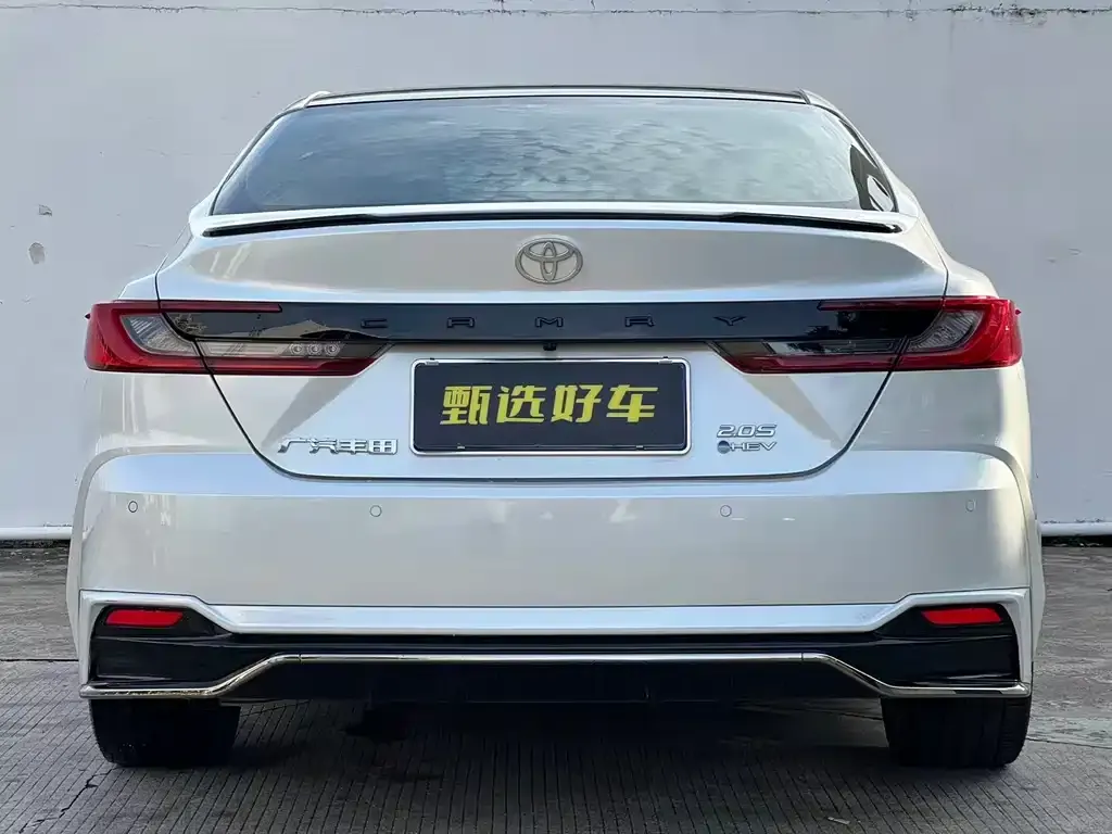 Toyota Camry — фото 2