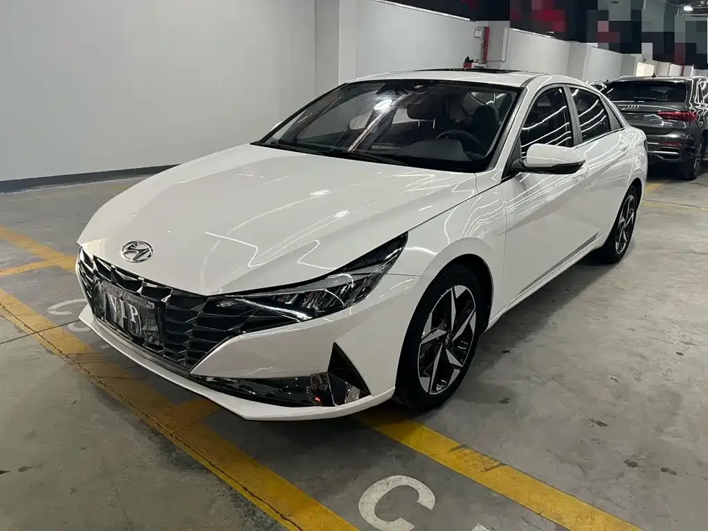 Hyundai Elantra — фото 1