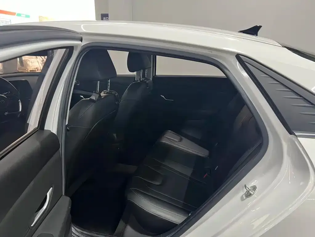 Hyundai Elantra — фото 3