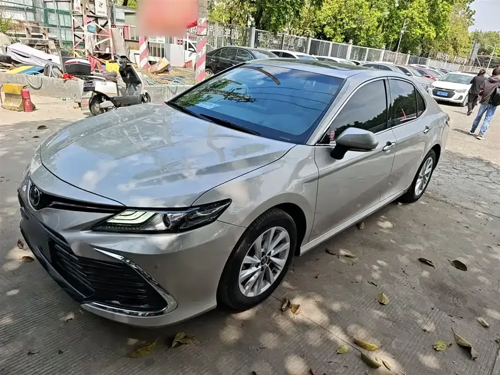 Toyota Camry — фото 1
