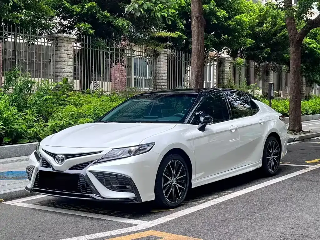Toyota Camry — фото 1