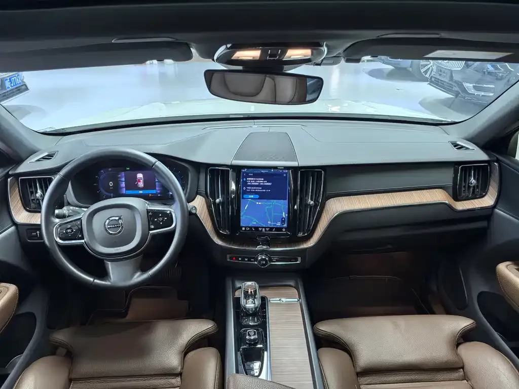 Volvo XC60 — фото 10
