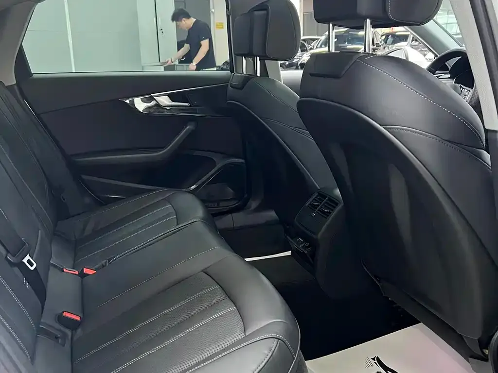 Audi A4L 2021 из CN, фото 6