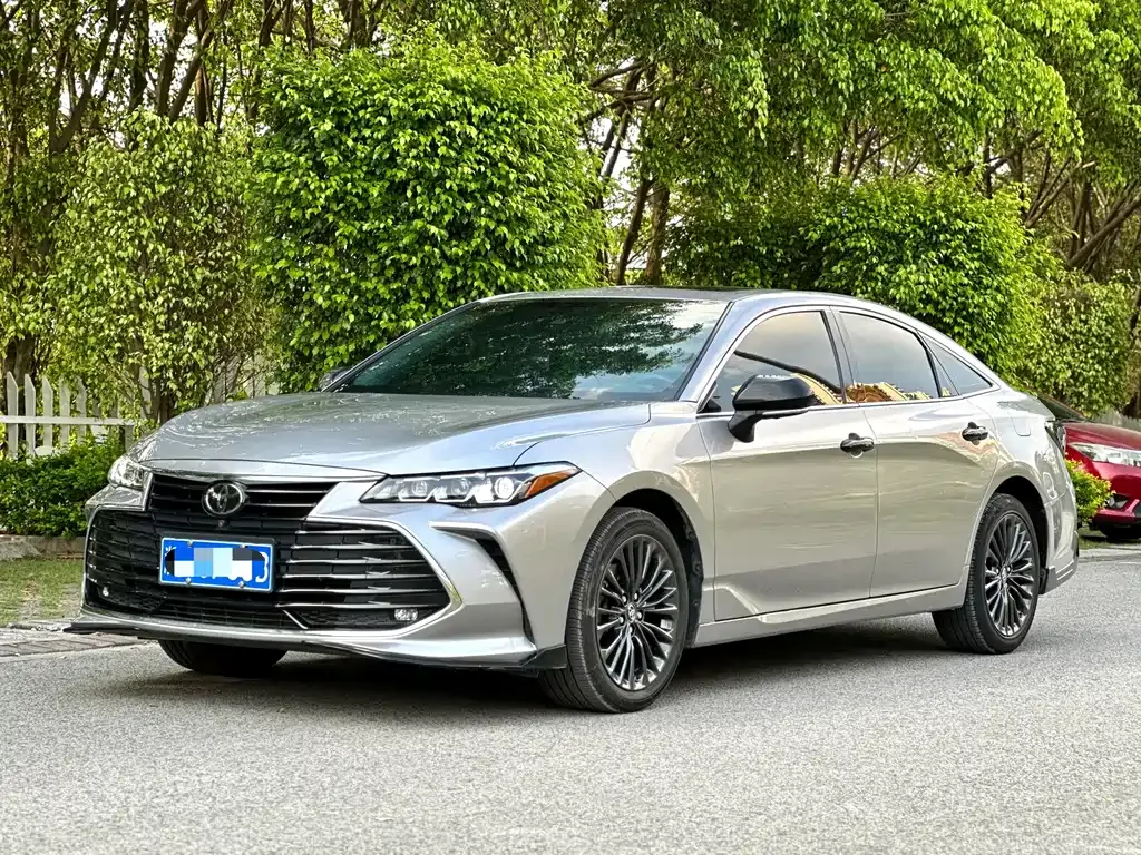Toyota Avalon — фото 1