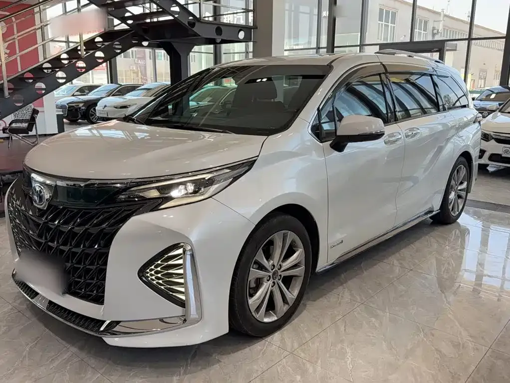Toyota Sienna — фото 1