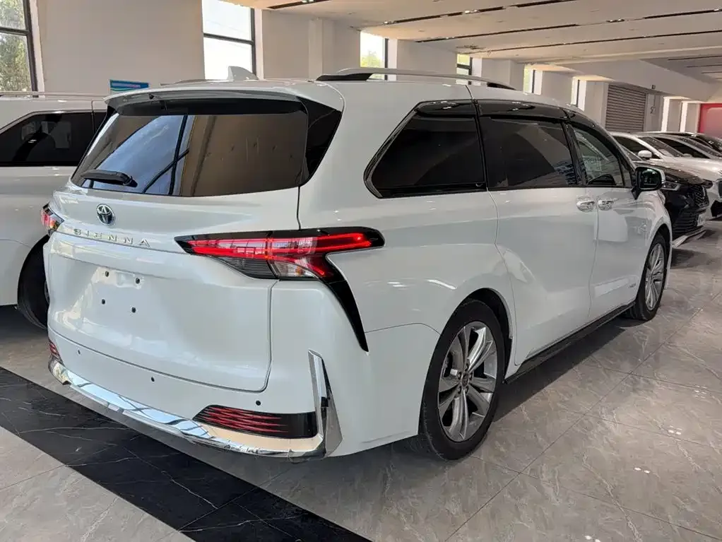 Toyota Sienna — фото 4