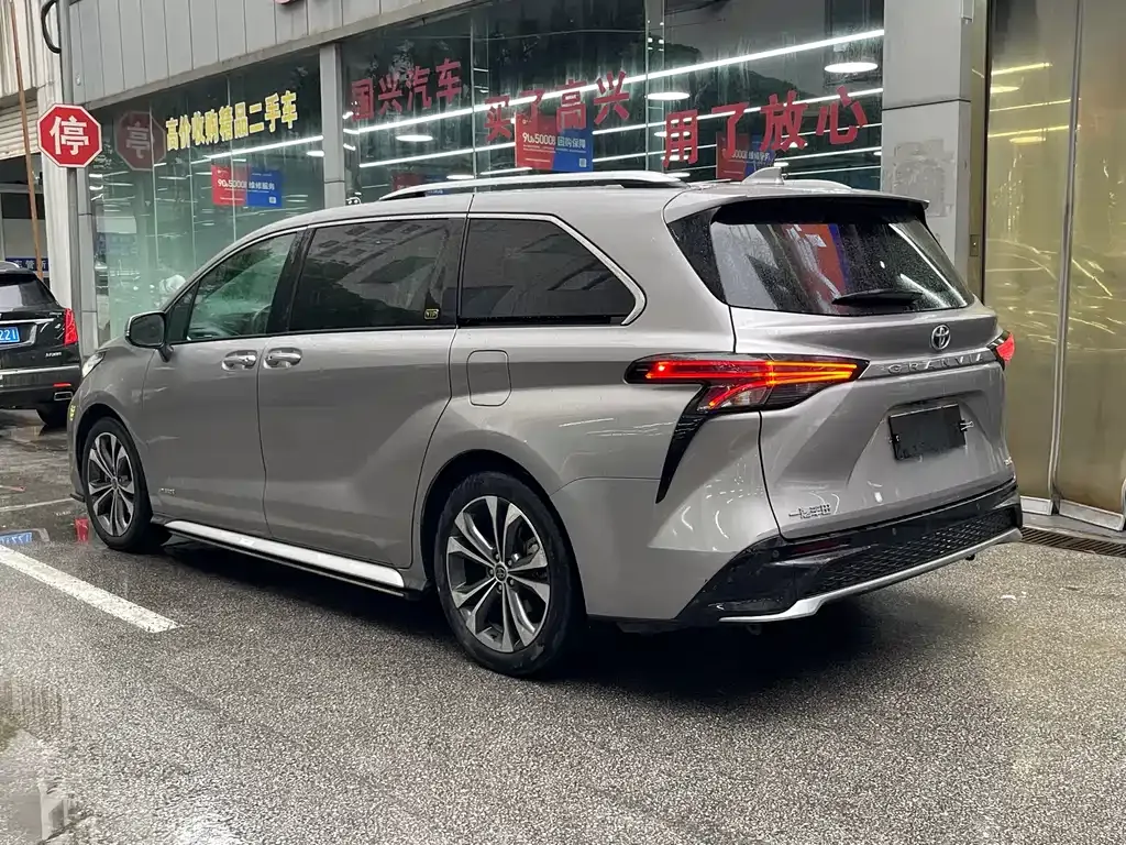 Toyota Granvia — фото 9