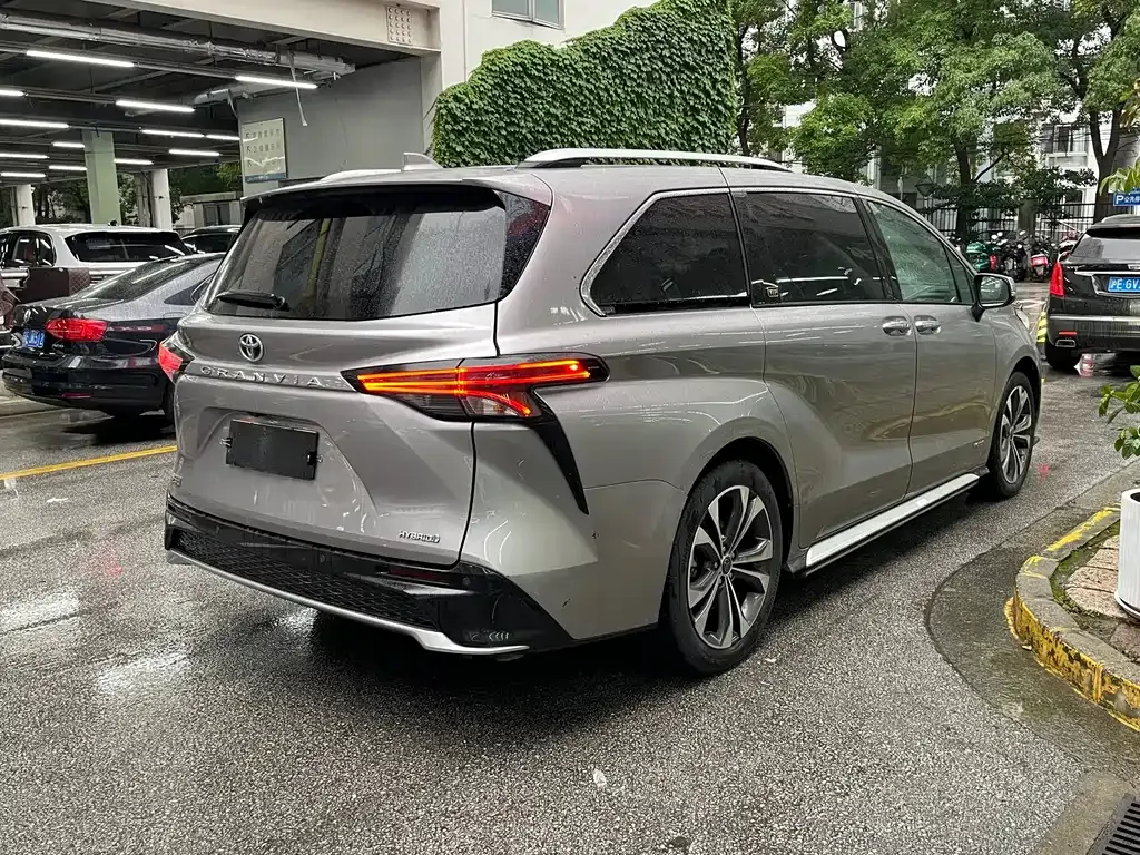 Toyota Granvia — фото 7
