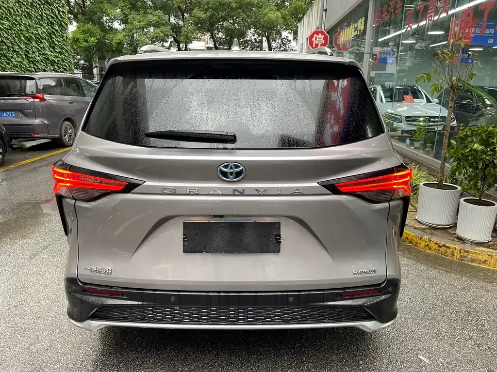 Toyota Granvia — фото 8