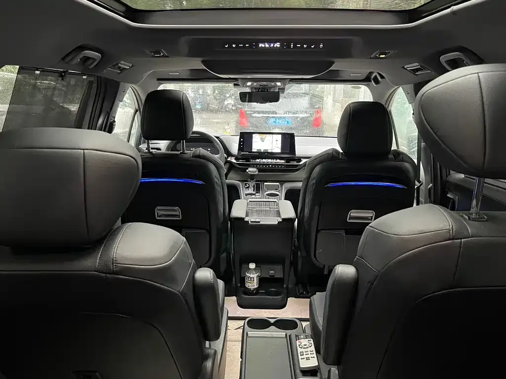 Toyota Granvia — фото 2